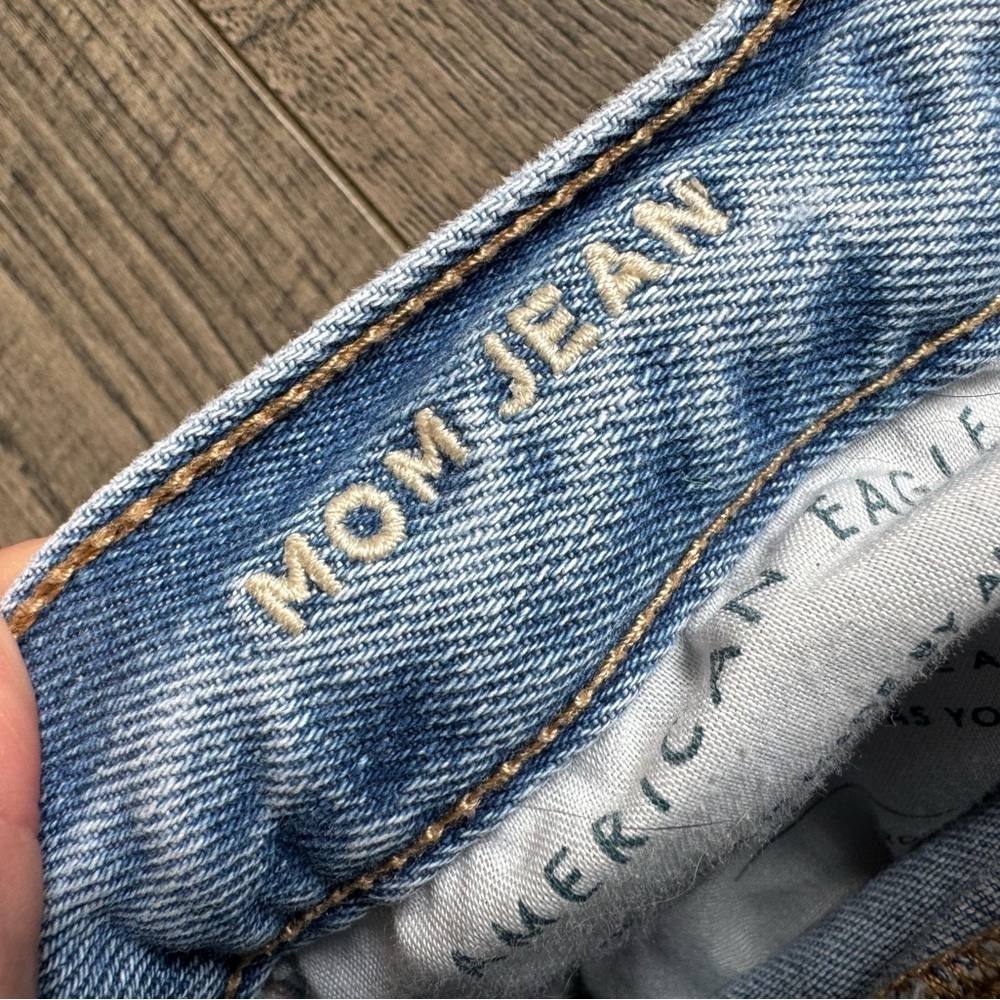 American Eagle Distressed Mom Jean- Size 8 - Picture 4 of 6